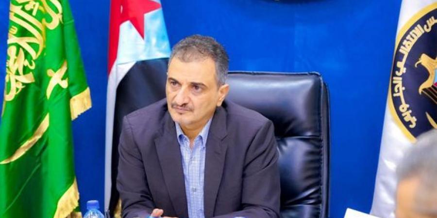 وزير الدولة محافظ العاصمة عدن يعّزي السفير شائع بوفاة أخيه 