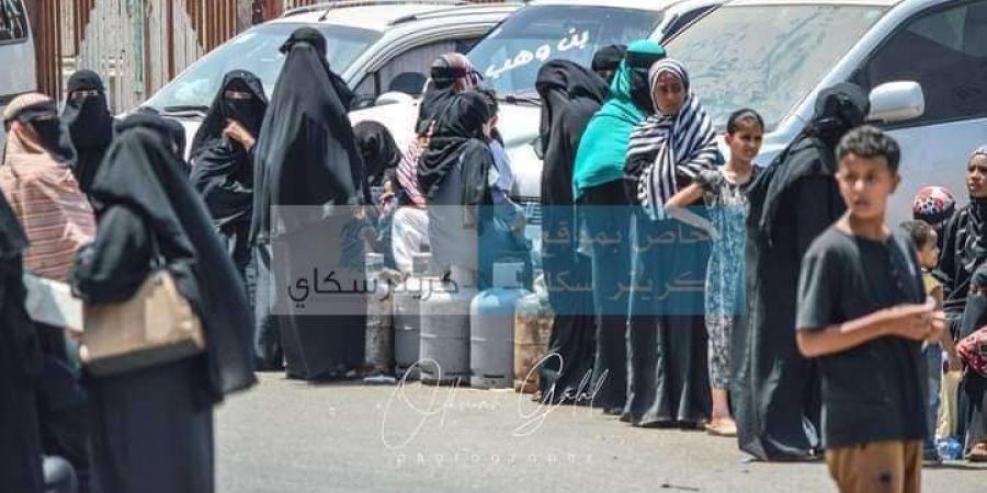 اخبار اليمن الان | بالصور.. ازمة غاز خانقة تضرب المعلا