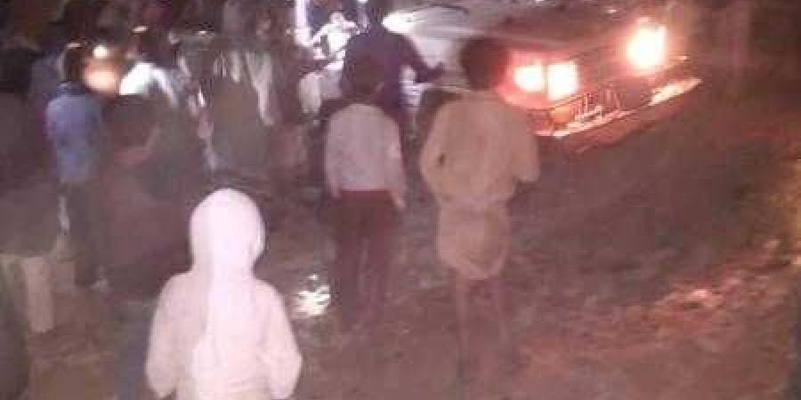 اخبار اليمن | سكان قرية يمنية يحتفلون بوصول أول سيارة إليها (صور)