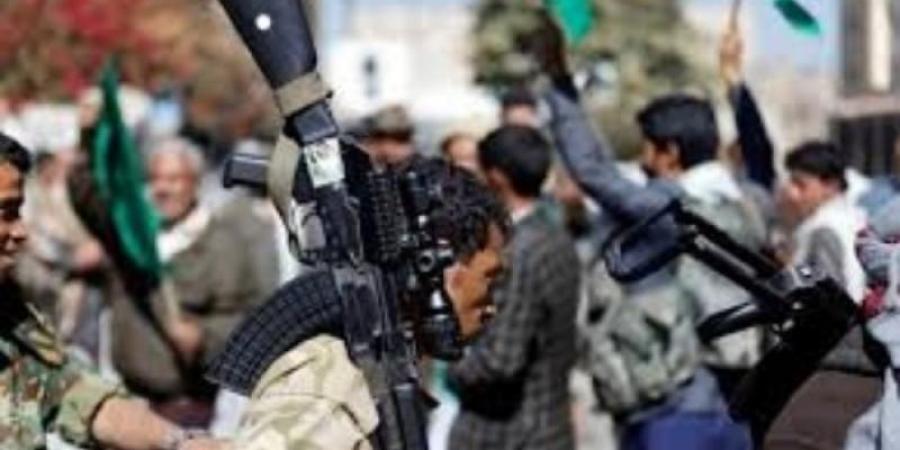 اخبار اليمن | قيادي حوثي يعتدي بالضرب على مدير مدرسة ويهدد المدرسين بالقتل في إب