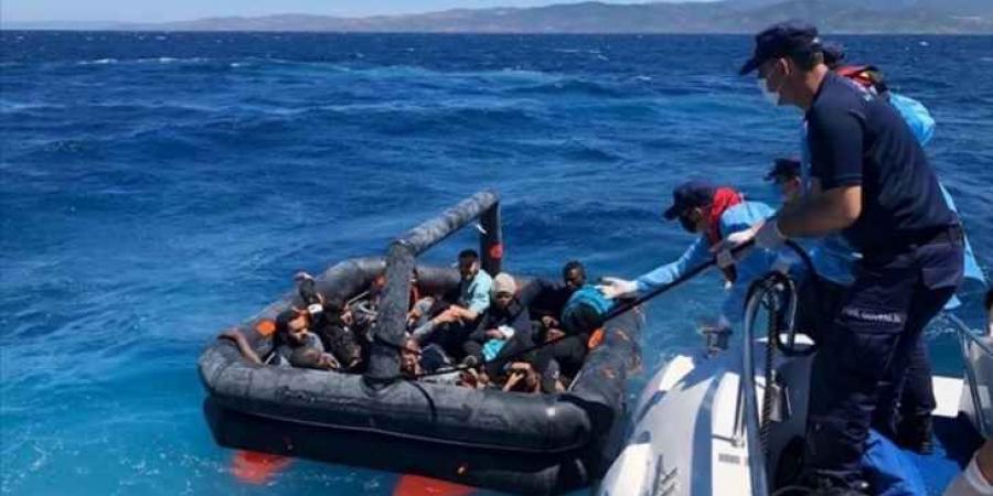 بينهم يمنيين.. خفر السواحل التركي ينقذ 46 مهاجراً غير نظامي