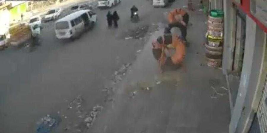 اخبار اليمن | شاهد بالفيديو .. حادث دهس مروع في صنعاء ضحيته امرأتان