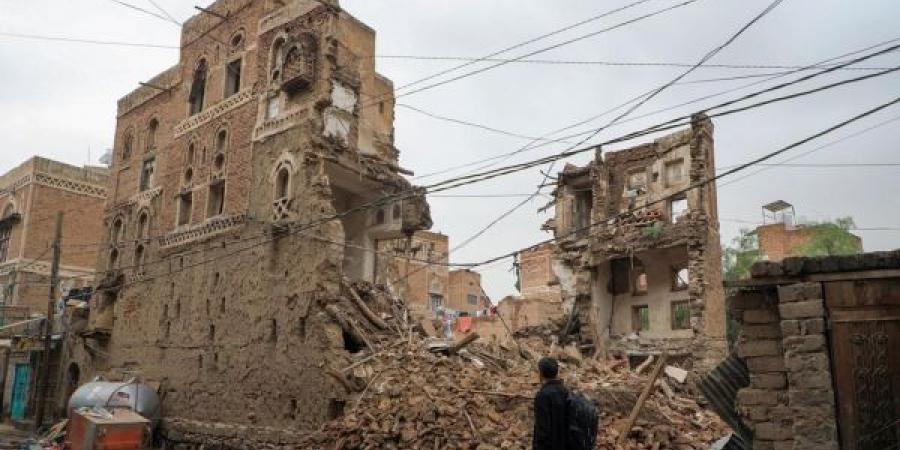 اخبار اليمن | جراء انهيار مبنى قديم .. وفاة واصابة سبعة أشخاص في العاصمة صنعاء