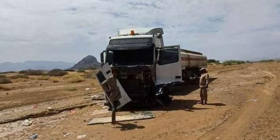 اخبار اليمن الان | نجاة طاقم شاحنة نقل مشتقات نفطية تابعة لكهرباء مأرب