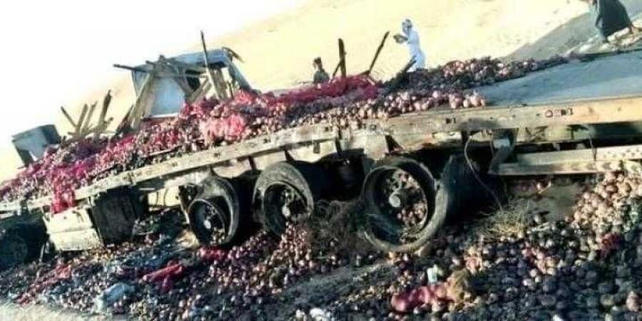 اخبار اليمن | شاهد .. النيران تلتهم شاحنة يمنية محملة بالبصل في خط نجران الدولي (صور)
