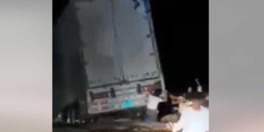 اخبار اليمن | فزعة مواطنين تنقذ سائق سوري وشاحنته من وسط السيول الجارفة بمحافظة المهرة ”فيديو”