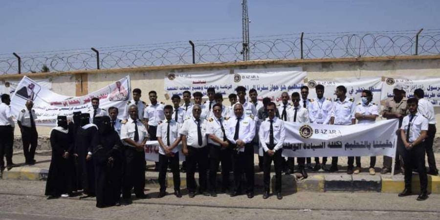 اخبار اليمن الان | أكاديمية بازرعة للطيران بعدن تنفذ وقفتها الاحتجاجية السادسة