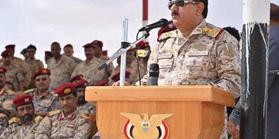 اخبار اليمن | وزير الدفاع اليمني يحث على تعميم نموذج المهرة ويشيد بالحرب المفتوحة