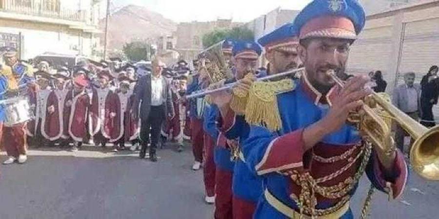 اخبار اليمن | شاهد كيف يهين الحوثيون الجيش والرتبة العسكرية في صنعاء؟.. صور تثير غضب واسع