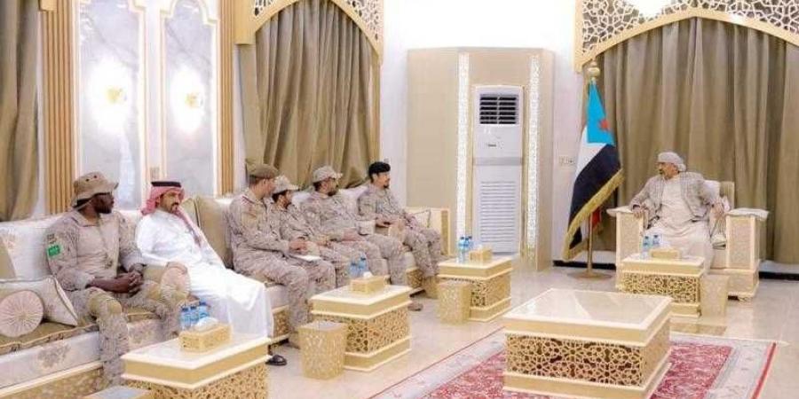 اخبار اليمن | ظهور جديد للزبيدي مع علم التشطير و وفداً من قيادة القوات المشتركة للتحالف العربي