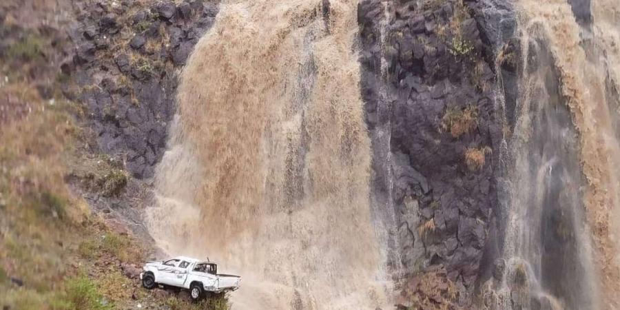 اخبار اليمن الان | بالصورة  .. سقوط سيارة من نقيل سمارة بسبب الأمطار