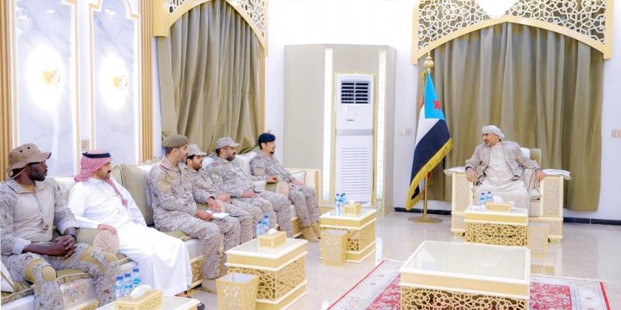 الرئيس القائد عيدروس الزبيدي يستقبل وفداً من قيادة القوات المشتركة للتحالف العربي