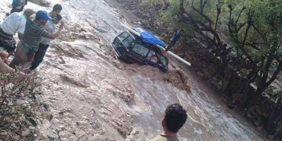 اخبار اليمن الان | بالصورة .. السيول تحاصر سيارة مليئة بالركاب في القبيطة
