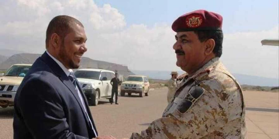 اخبار اليمن | في زيارة هي الأولى من نوعها .. وزير الدفاع ورئيس هيئة الأركان يصلان هذه المحافظة؟!