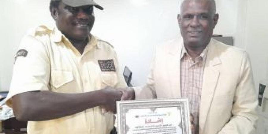 اخبار الإقتصاد السوداني - المواصفات تكرم أحد منسوبي شركة أواب
