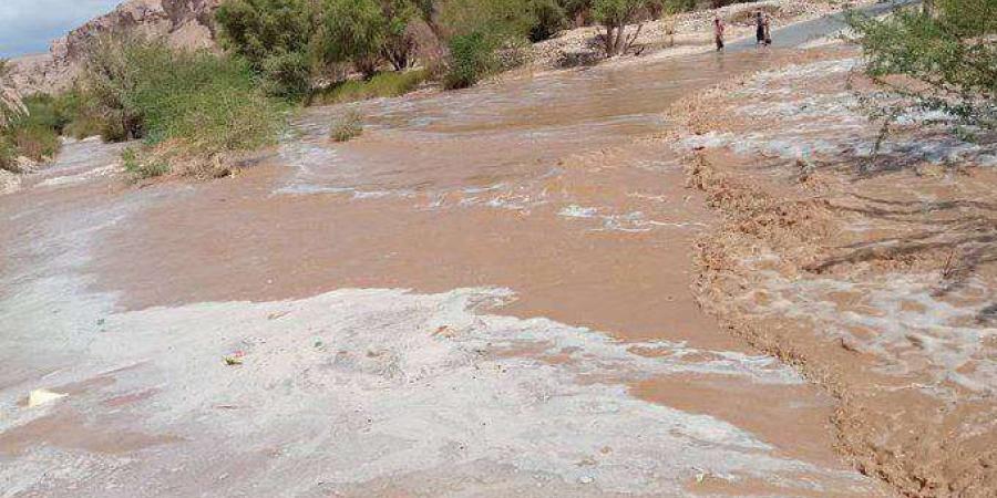 اخبار اليمن الان | سيول الامطار تقطع طريق رئيسي في حضرموت واطلاق تحذير هام للمواطنين