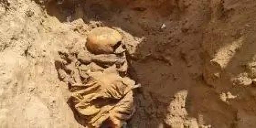 اخبار اليمن | لاصحاب القلوب القوية .. شاهد اول صور للحظة استخراج جثامين جنود من منزل قيادي إرهابي بعدن