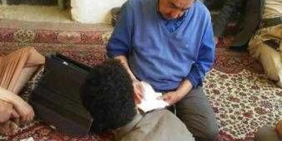 اخبار اليمن | طبيب يمني يقدم استشارات طبية للمواطنين بالمجان في مبادرة إنسانية لاقت استحسانًا واسعًا (صور)