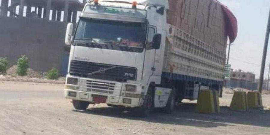 اخبار اليمن | حكومة جماعة الحوثي تتعسف بسائقي الشاحنات في 3 موانيء يمنية