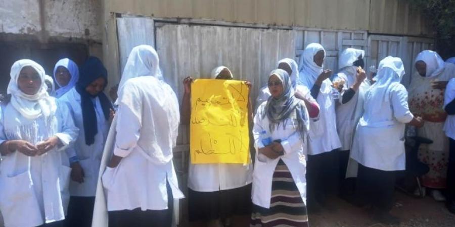 اخبار الإقتصاد السوداني - عُمّال يُخاطرون بحياتهم أمام "جرّافات" لمنع إزالة مصنع بالخرطوم