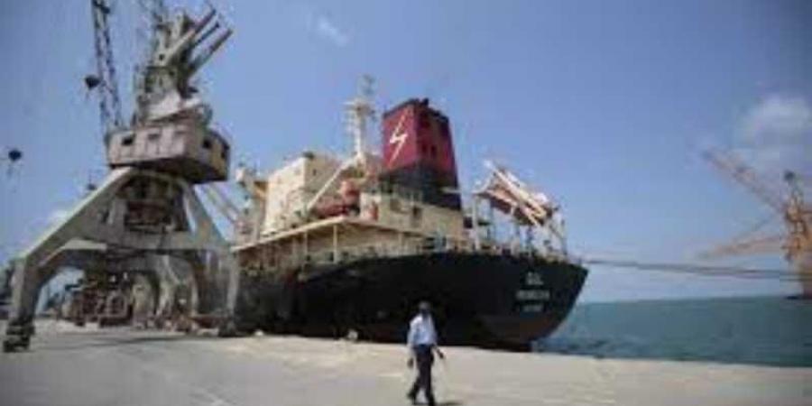 اخبار اليمن | صحيفة إماراتية تكشف عن ”يد” الحوثيين الطولى لابتزاز السفن التجارية بميناء الحديدة