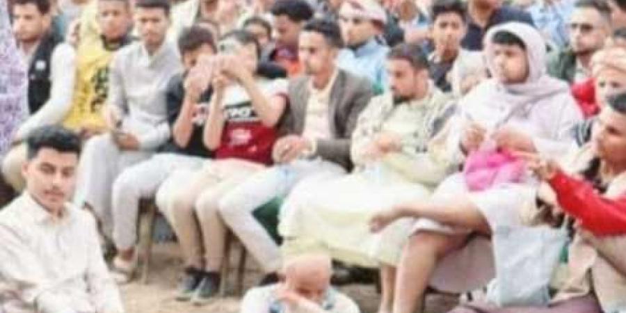 اخبار اليمن | صورة مؤلمة لمسن يمني أمام أقدام مئات الشباب خلال فعالية ترفيهية.. لم يوقروه ولم يحترموا كبر سنه