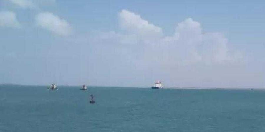 اخبار اليمن | هجوم ناري على سفينة شحن تجارية قبالة ميناء الحديدة
