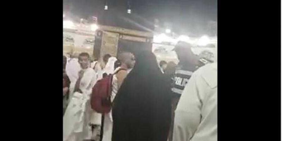 اخبار اليمن | شاهد .. امرأة تدعي في المسجد الحرام بمكة على سيدة اعمال يمنية في صنعاء نهبت اموالهم
