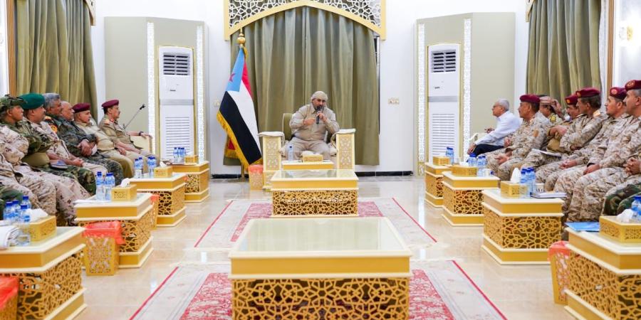 الرئيس الزُبيدي يترأس اجتماعا موسعا للقيادات العسكرية الجنوبية