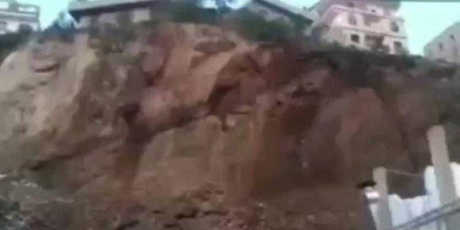 اخبار اليمن | انهيارات صخرية مخيفة في تعز والسيول ونزوح الأهالي وخسائر واسعة (فيديو)