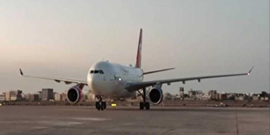 اخبار اليمن | على متن الخطوط اليمنية.. وصول الدفعة الأولى من اليمنيين العالقين في السودان إلى مطار عدن