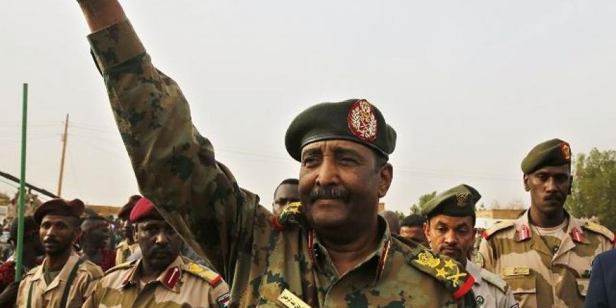 اخبار السودان من كوش نيوز - القائد العام يتفقد صفوف قواته التي تحارب المتمردين في الميدان