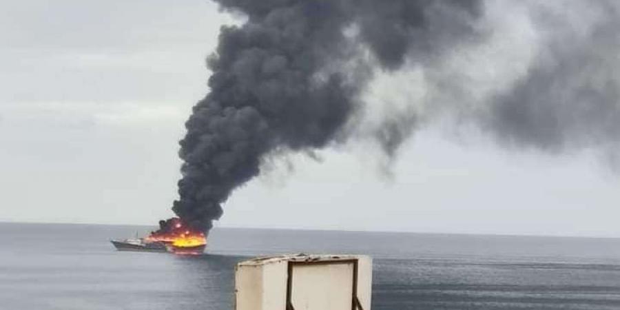 اخبار اليمن الان | الكشف عن أسباب احتراق سفينة شراعية قرب شواطئ المكلا