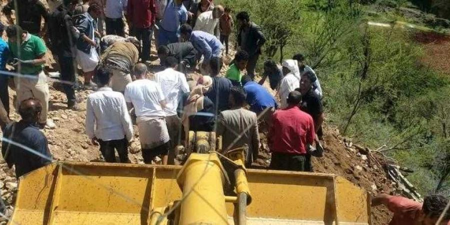اخبار اليمن | وفاة عاملي بناء إثر إنهيار ترابي أثناء عملهم في طريق وسط اليمن