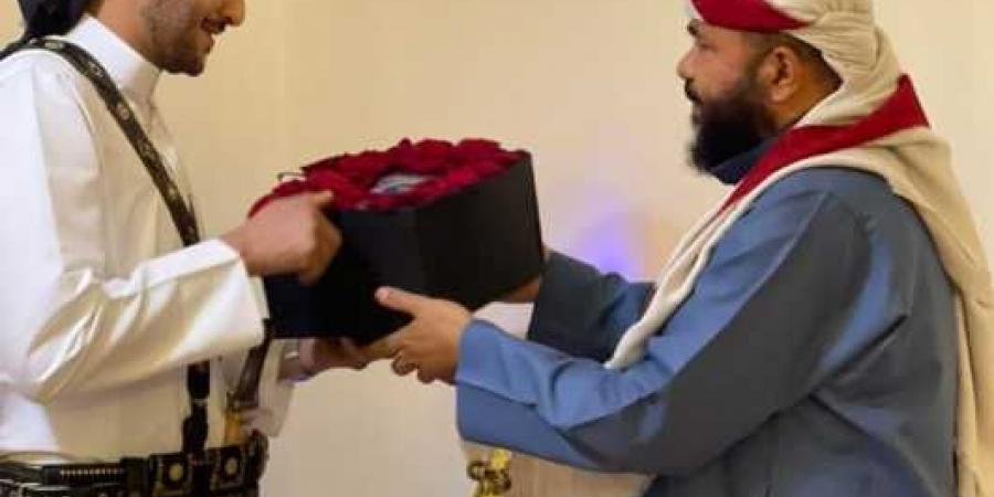 اخبار اليمن | زواج نجل قيادي إصلاحي شهير والأخير يفاجئه بهدية لا تقدر بثمن ”فيديو”