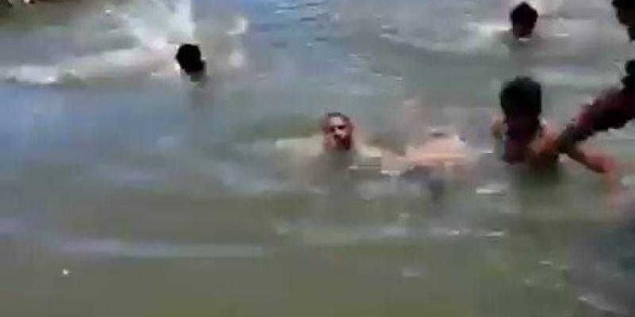 اخبار اليمن | انتشال جثة طفل بعد وفاته غرقًا في حاجز مائي بإب (فيديو)