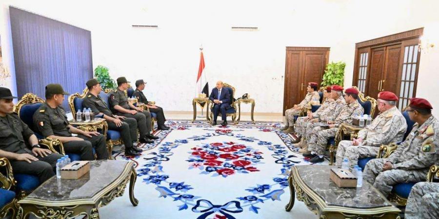 اخبار اليمن الان | وصول وفداً عسكرياً مصرياً رفيع المستوى الى عدن