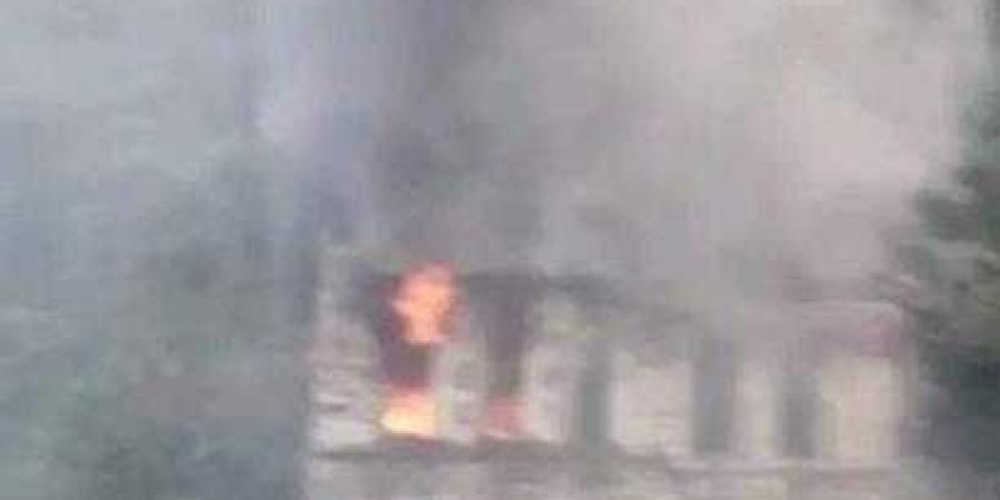 اخبار اليمن | شاهد .. انفجار بطارية تشعل حريق هائل في منزل مواطن في عزلة بني الحرازي