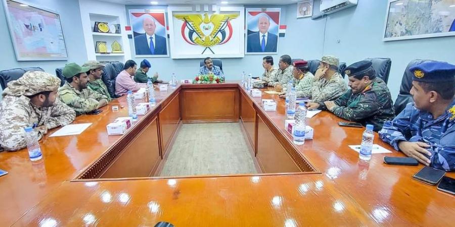 المحافظ بن الوزير يرأس اجتماع للقيادات العسكرية والأمنية وقادة ألوية دفاع شبوة