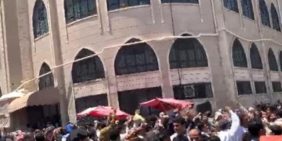 اخبار اليمن | مليشيات الحوثي تقتحم وتغلق ”مسجد السنة” بصنعاء وتعتدي بالضرب على الطلاب وتزج ببضعهم في السجن
