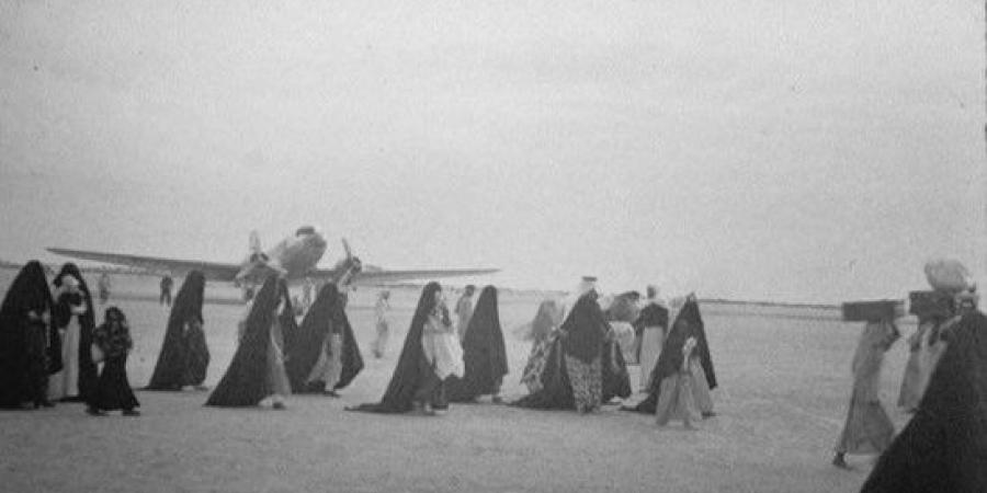 اخبار السعودية - صور نادرة لم تراها من قبل.. سيدات سعوديات أثناء نزولهن من الطائرات قبل 70 عامًا
