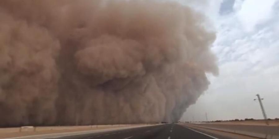 اخبار اليمن | عاصفة رملية مرعبة تتسبب بمقتل شخص وإصابة 5 آخرين في هذه الدولة العربية؟!