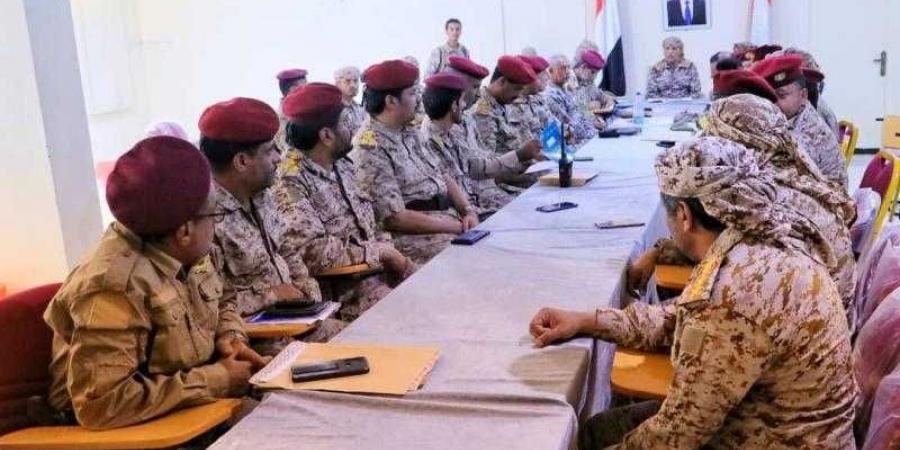 اخبار اليمن | قائد عسكري يمني يوجه برفع الجاهزية القتالية لمواجهة المليشيا