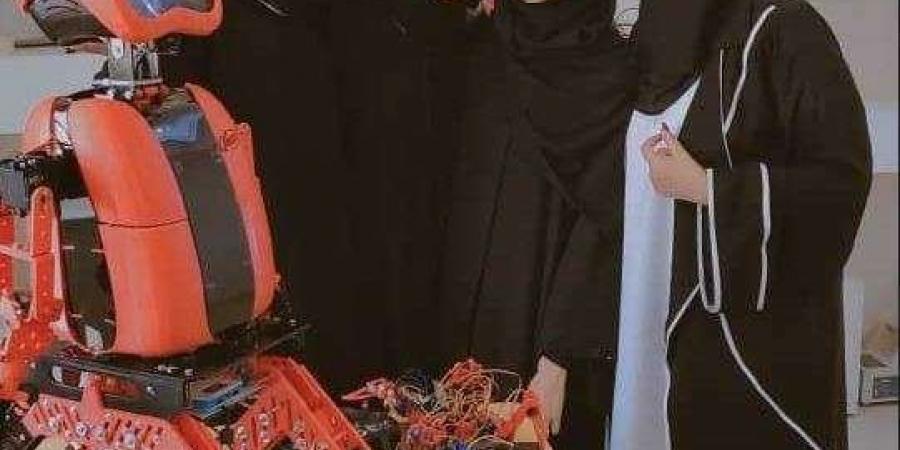 شاهد طالبات يمنيات يبتكرن روبوت لانقاذ العالقين تحت الأنقاض
