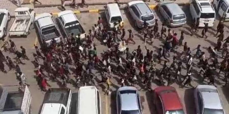 اخبار اليمن | عدن : الخوف والهلع يسيطر على العاصمة وسط مطاردات بالاسلحة بشوارع المدينة