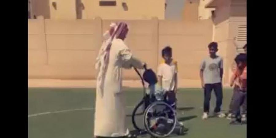 فيديو مؤثر.. معلم يدفع طالباً من ذوي الإعاقة خلال مباراة كرة قدم