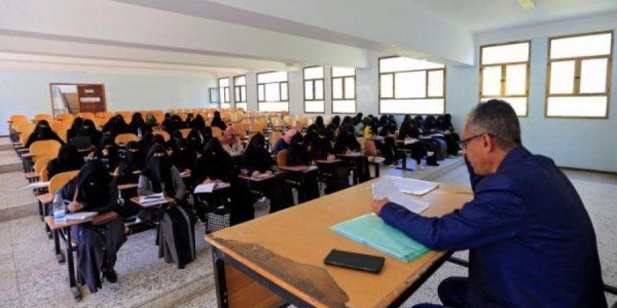 اخبار اليمن | أساتذة اليمن.. ضغوط على الحوثيين للحصول على الرواتب