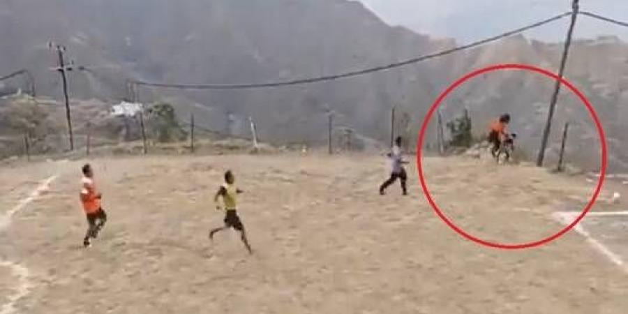 بالفيديو.. سقوط شابين سعوديين من جبل في جازان أثناء لعبهما كرة القدم