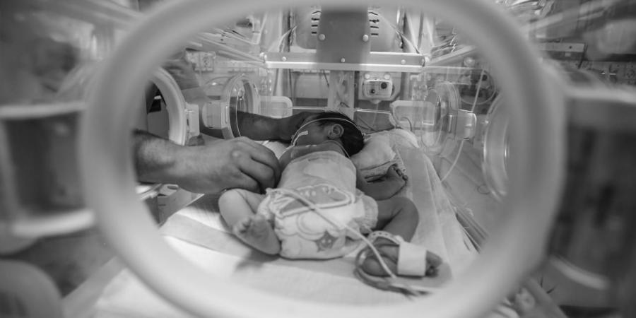 اخبار اليمن | بسبب نقص الأكسجين والحليب.. موت الرضع حديثي الولادة في مستشفى الشفاء المحاصر!