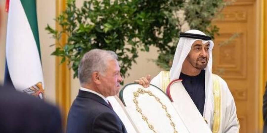 رئيس الإمارات يمنح العاهل الأردني "وسام زايد"